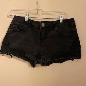Women’s Rue21 distressed black denim short shorts